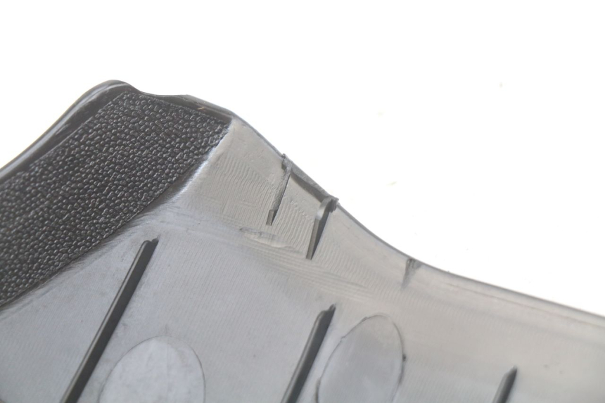 photo de RIGHT LOWER SIDE PANEL PEUGEOT STREETZONE 4T 50 (2018 - 2023) - Zoom on usage condition