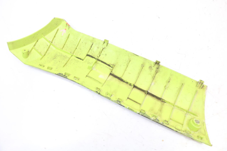 photo de RIGHT BELLY PANEL PEUGEOT STREETZONE I 2T 50 (2018 - 2020) - Fixing points details