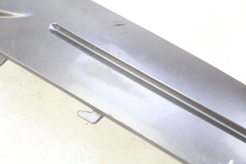 photo de RIGHT LOWER SIDE PANEL PEUGEOT V-CLIC VCLIC 50 (2007 - 2013) - Zoom on usage condition