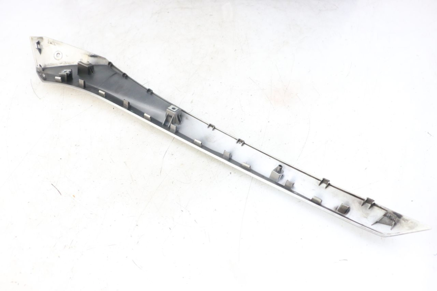 photo de RIGHT LOWER SIDE PANEL YAMAHA XMAX X-MAX ABS 125 (2017 - 2020) - Zoom on usage condition