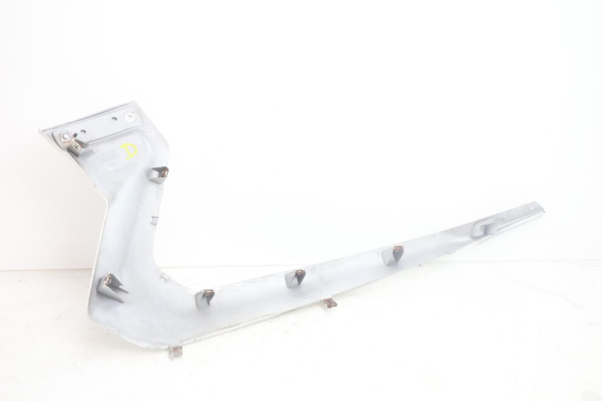 photo de RIGHT LOWER SIDE PANEL YAMAHA XMAX X-MAX 125 (2006 - 2009) - Fixing points details