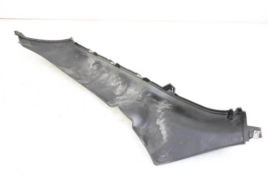 photo de RIGHT LOWER SIDE PANEL PIAGGIO XEVO - X EVO 125 (2007 - 2017) - Zoom on usage condition