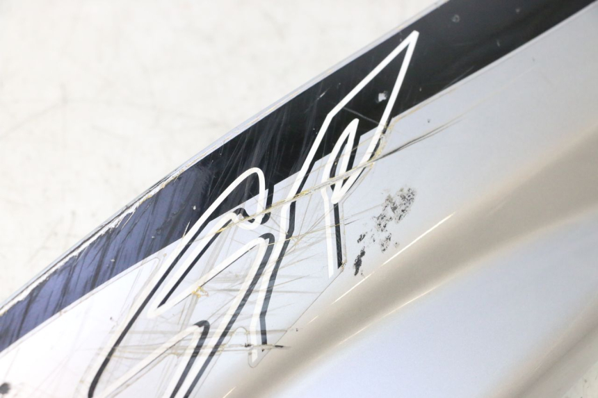 photo de RIGHT LOWER SIDE PANEL YAMAHA YP MAJESTY 125 (2002 - 2006) - Zoom on usage condition