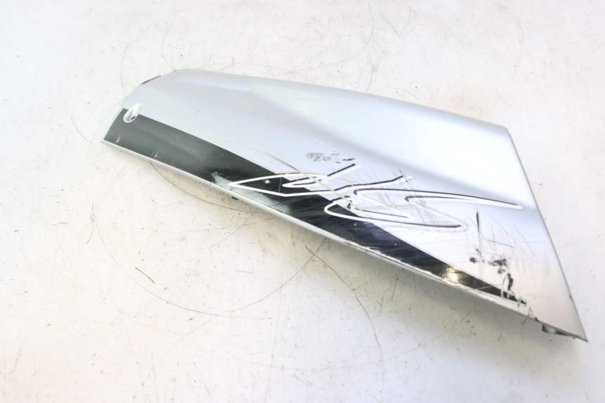 photo de RIGHT LOWER SIDE PANEL YAMAHA YP MAJESTY 125 (2002 - 2006) - Fixing points details
