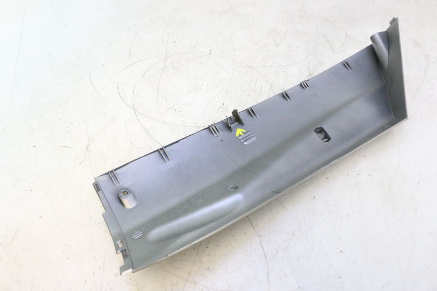 photo de RIGHT LOWER SIDE PANEL YAMAHA YP MAJESTY 125 (2002 - 2006) - Checked used part