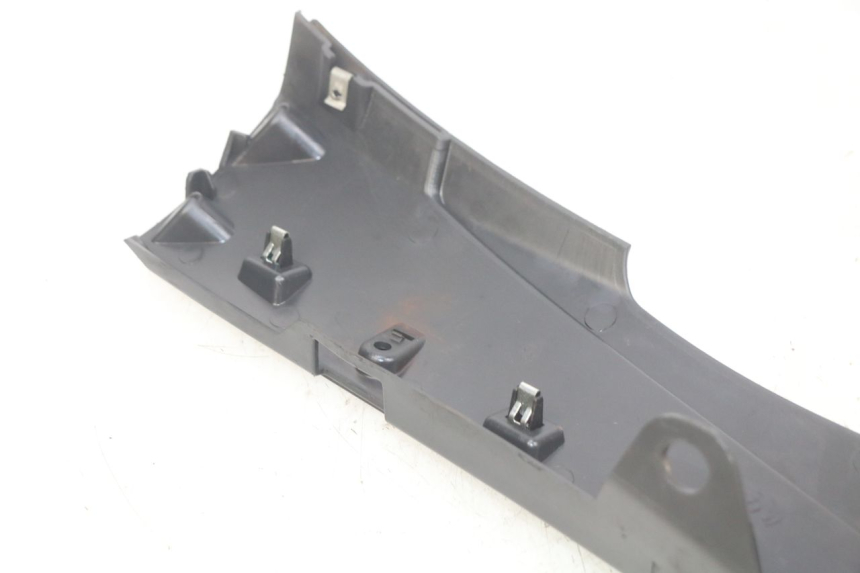 photo de LEFT LOWER FAIRING PIAGGIO FLY 4T 50 (2013 - 2017) - Zoom on usage condition