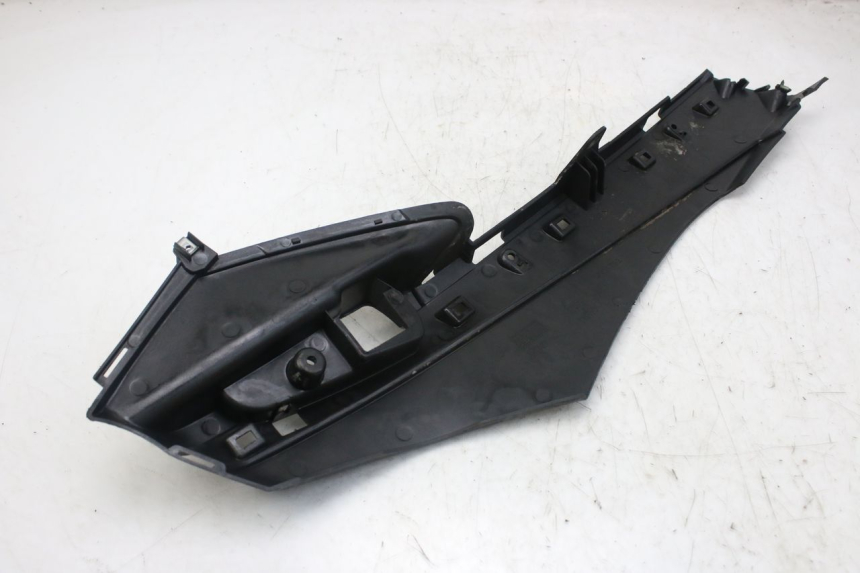 photo de LEFT LOWER FAIRING PIAGGIO FLY 4T 50 (2013 - 2017) - Technical close-up