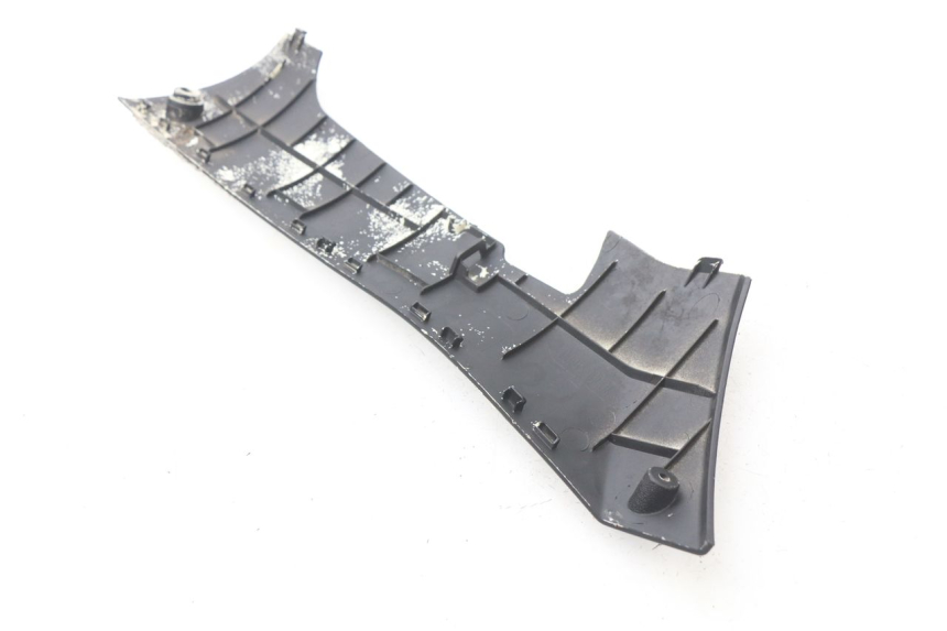 photo de LEFT LOWER FAIRING PEUGEOT KISBEE 2T 50 (2010 - 2017) - Zoom on usage condition