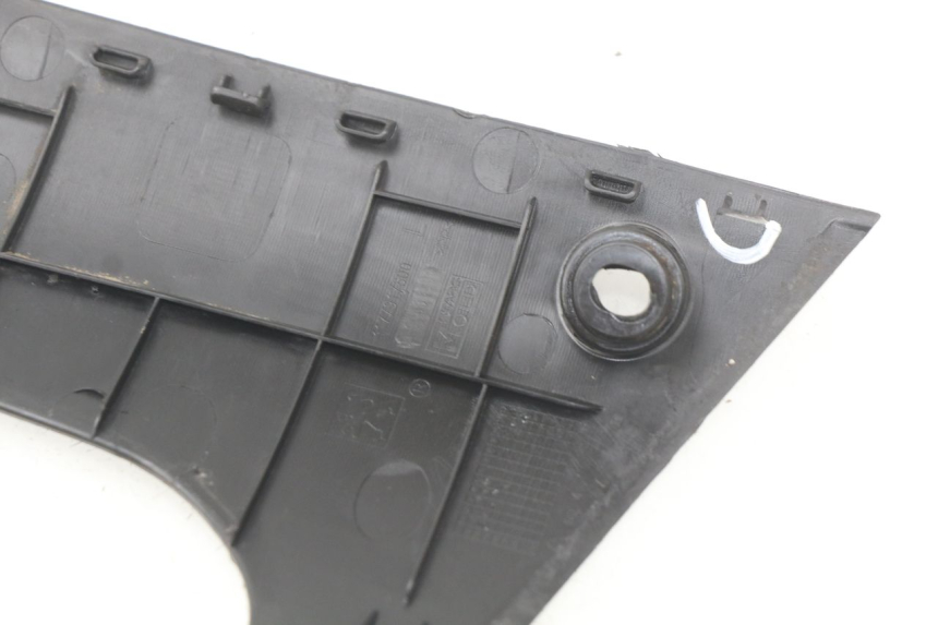 photo de LEFT LOWER FAIRING PEUGEOT KISBEE 2T 50 (2010 - 2017) - Zoom on usage condition