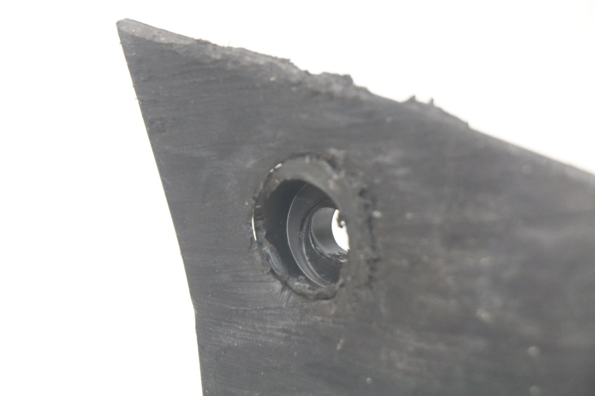 photo de LEFT LOWER FAIRING PEUGEOT KISBEE 2T 50 (2010 - 2017) - Zoom on usage condition