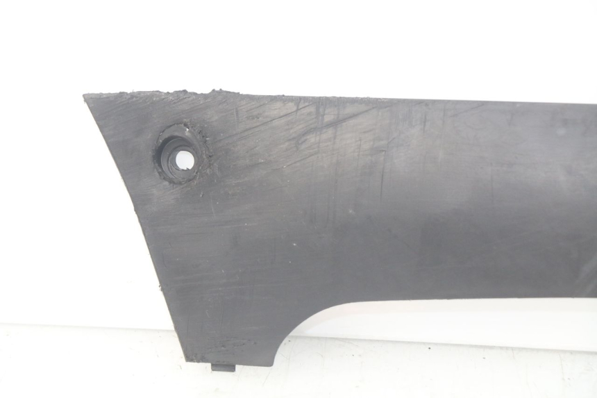 photo de LEFT LOWER FAIRING PEUGEOT KISBEE 2T 50 (2010 - 2017) - Fixing points details