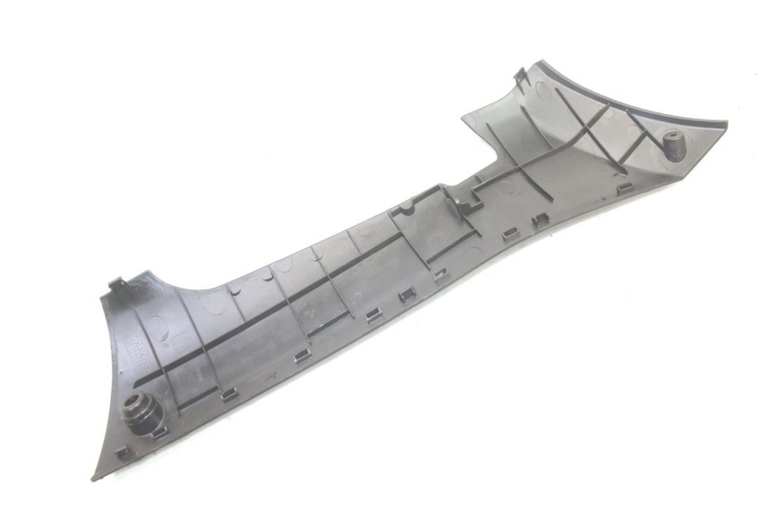 photo de LEFT LOWER FAIRING PEUGEOT KISBEE 2T 50 (2010 - 2017) - Fixing points details