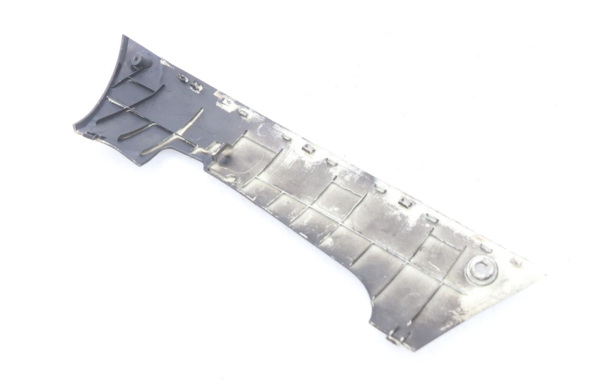 photo de LEFT LOWER FAIRING PEUGEOT KISBEE 4T 50 (2018 - 2022) - Zoom on usage condition