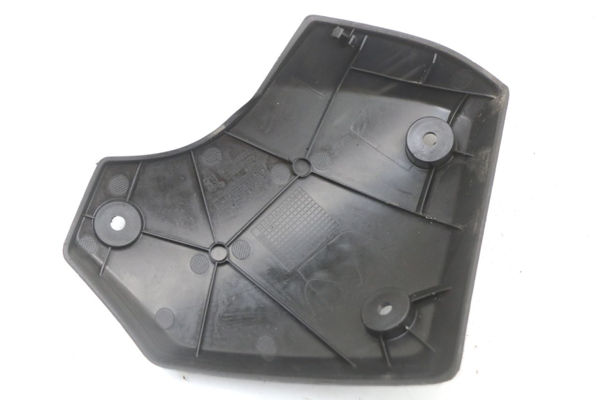 photo de LEFT LOWER FAIRING PEUGEOT KISBEE 4T 50 (2018 - 2022) - Zoom on usage condition