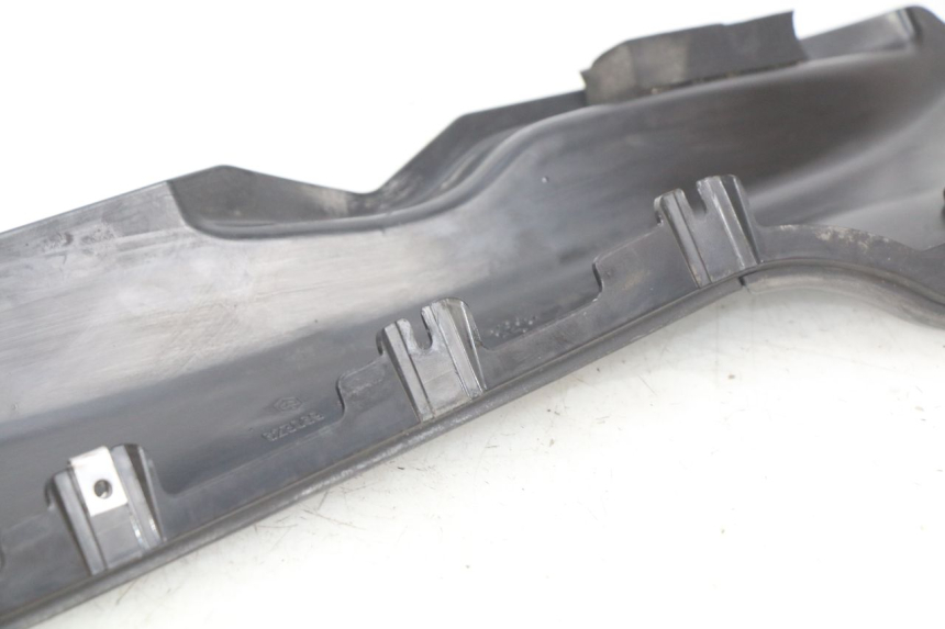 photo de LEFT LOWER FAIRING PIAGGIO MP3 LT 300 (2010 - 2016) - Zoom on usage condition