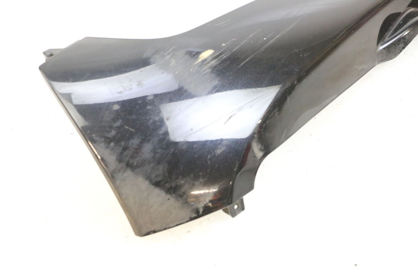 photo de LEFT LOWER FAIRING PIAGGIO MP3 125 (2006 - 2014) - Zoom on usage condition