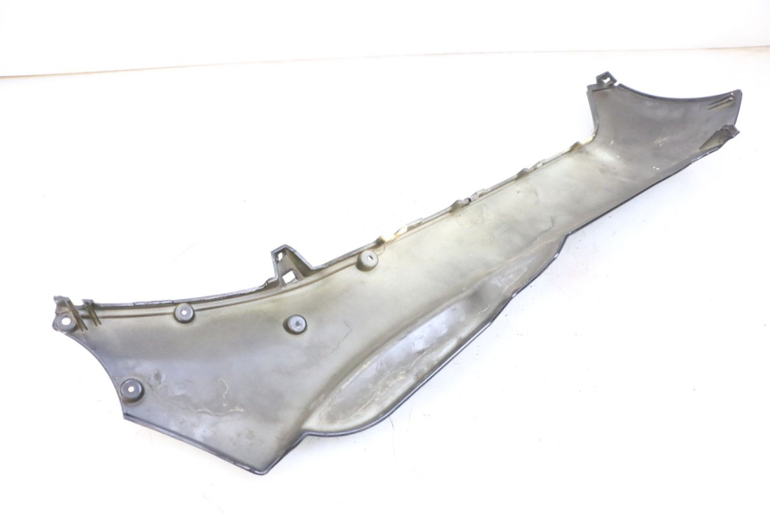 photo de LEFT LOWER FAIRING PIAGGIO MP3 125 (2006 - 2014) - Technical close-up