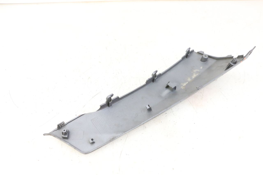 photo de LEFT BELLY PANEL PEUGEOT BELVILLE 125 (2017 - 2021) - Fixing points details