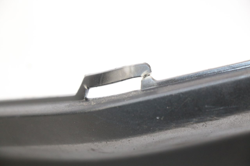 photo de LEFT LOWER FAIRING PEUGEOT SATELIS 125 (2010 - 2012) - Zoom on usage condition