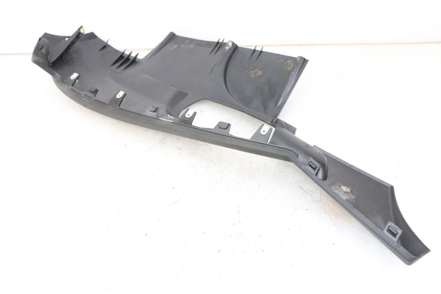 photo de LEFT BELLY PANEL PEUGEOT SATELIS 125 (2013 - 2018) - Zoom on usage condition