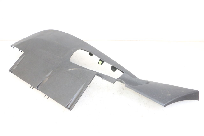 photo de LEFT BELLY PANEL PEUGEOT SATELIS 125 (2013 - 2018) - Zoom on usage condition