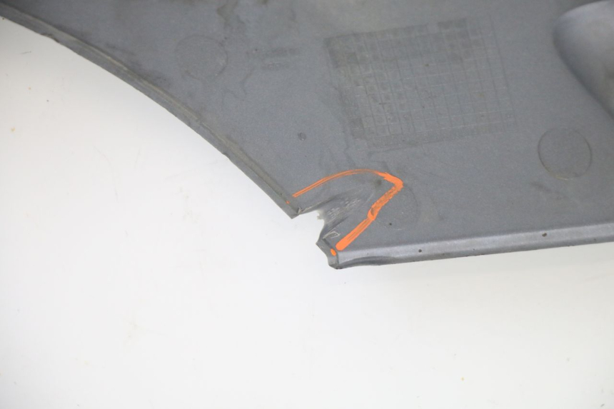 photo de LEFT BELLY PANEL PEUGEOT SATELIS 250 (2006 - 2012) - Fixing points details