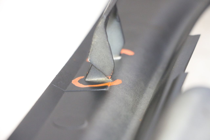 photo de LEFT LOWER FAIRING APRILIA SXR 50 (2021 - 2023) - Zoom on usage condition