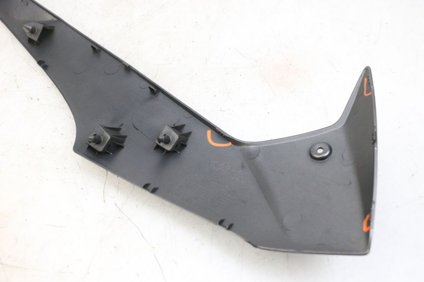 photo de LEFT BELLY PANEL YAMAHA TRICITY 300 (2020 - 2024) - Technical close-up