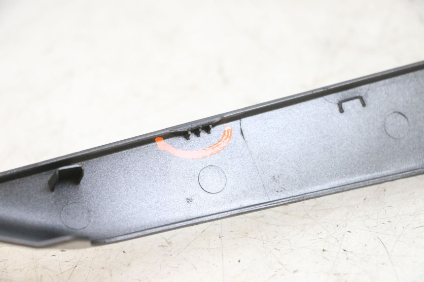 photo de LEFT BELLY PANEL YAMAHA TRICITY 300 (2020 - 2024) - Fixing points details