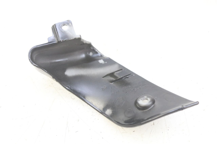 photo de LEFT LOWER FAIRING PIAGGIO VESPA GTS SUPER IE 125 (2009 - 2016) - Zoom on usage condition