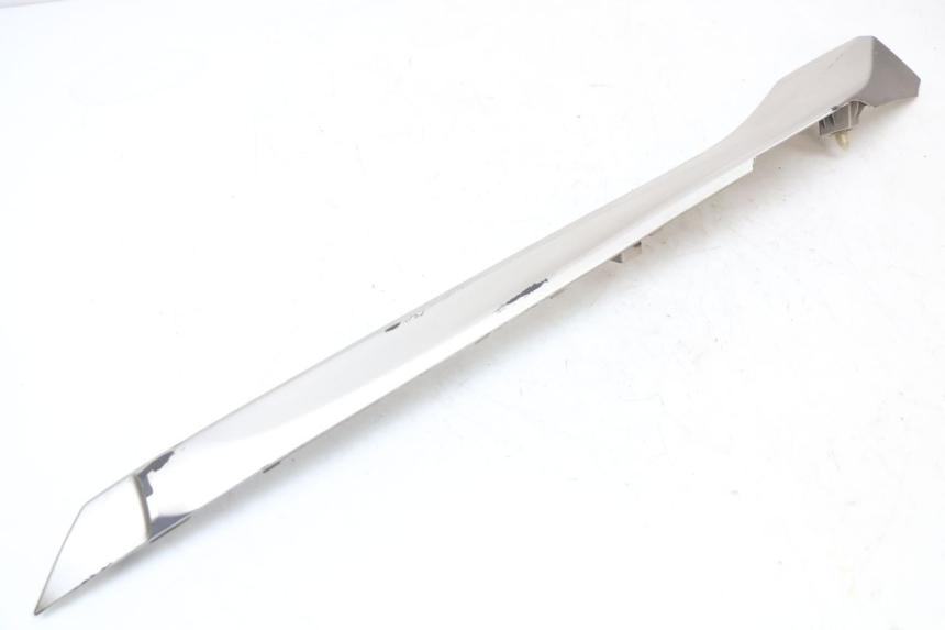 photo de LEFT LOWER FAIRING YAMAHA XMAX X-MAX ABS 125 (2017 - 2020) - Technical close-up