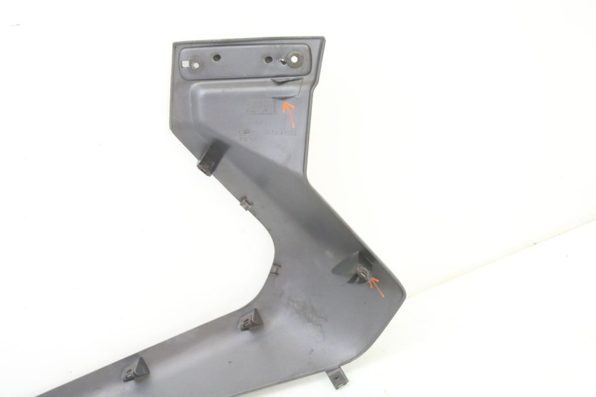 photo de LEFT LOWER FAIRING YAMAHA XMAX X-MAX 125 (2006 - 2009) - Fixing points details
