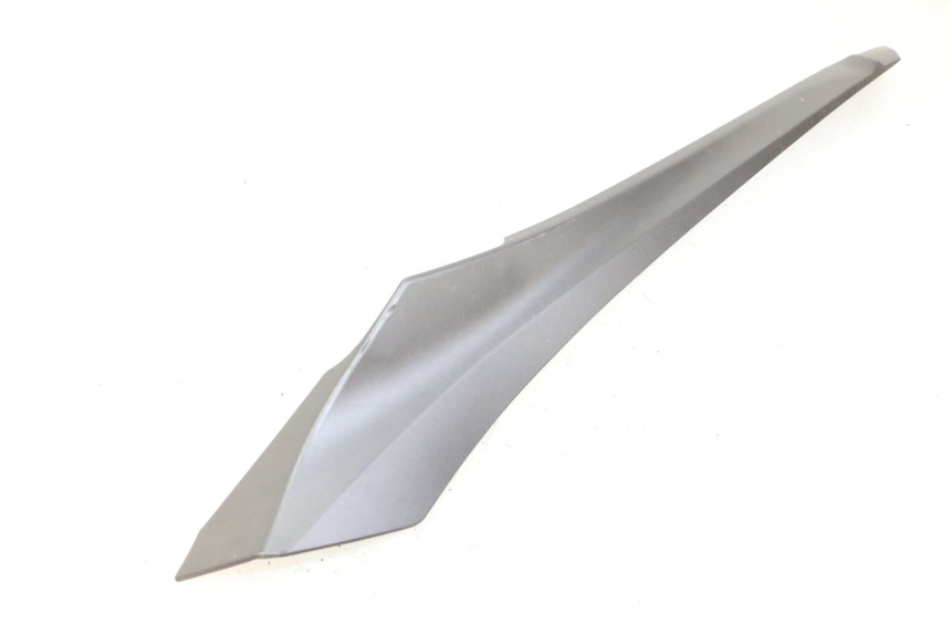 photo de LEFT BELLY PANEL YAMAHA XMAX X-MAX 125 (2021 - 2025) - Fixing points details