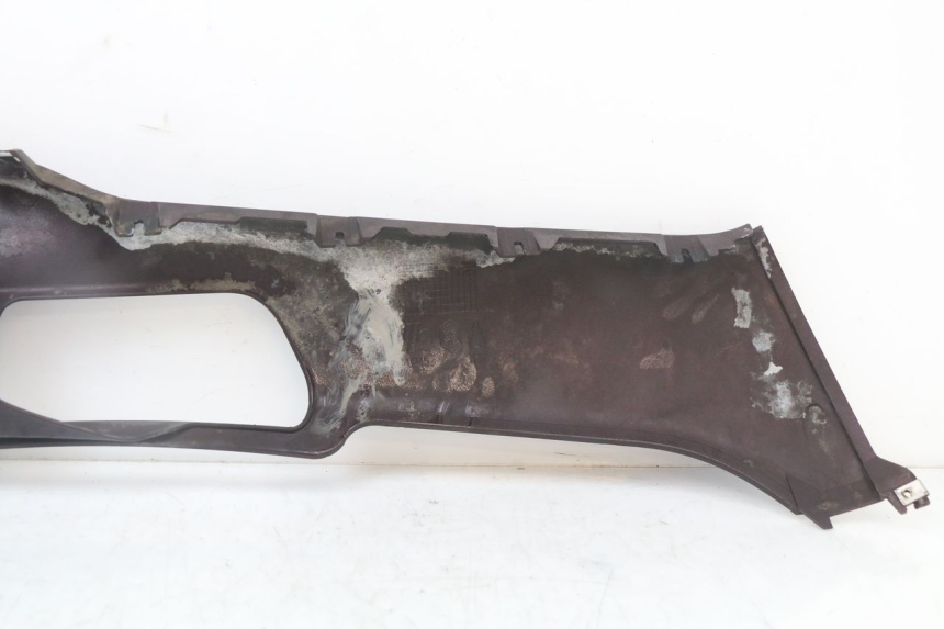 photo de LEFT LOWER FAIRING PIAGGIO X8 125 (2004 - 2007) - Fixing points details