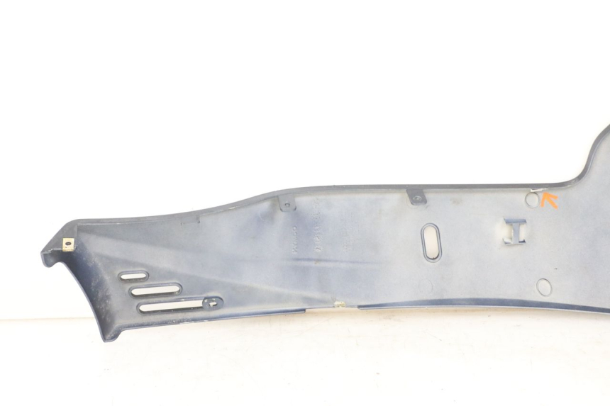 photo de Left side lower body shell KYMCO XCITING 250 (2006 - 2009) - Zoom on usage condition