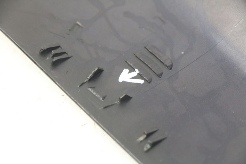 photo de LEFT BELLY PANEL YAMAHA YP MAJESTY 125 (1998 - 2001) - Zoom on usage condition