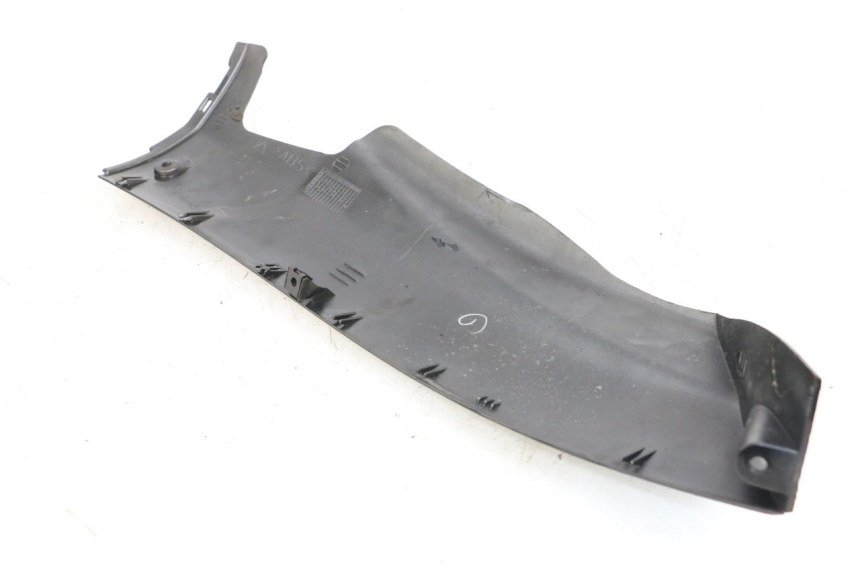 photo de LEFT BELLY PANEL YAMAHA YP MAJESTY 125 (2002 - 2006) - Zoom on usage condition