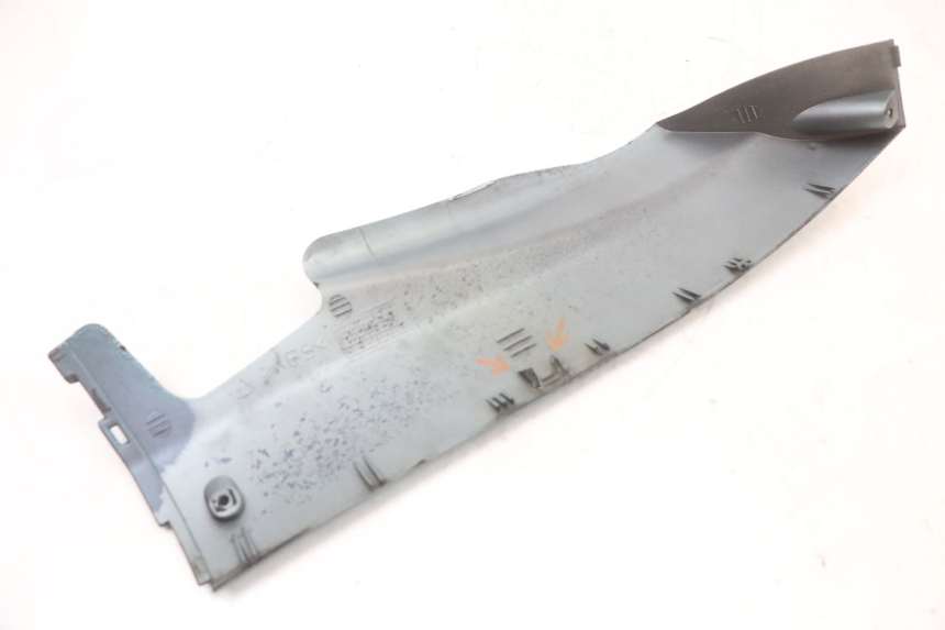 photo de LEFT BELLY PANEL YAMAHA YP MAJESTY 125 (2002 - 2006) - Fixing points details