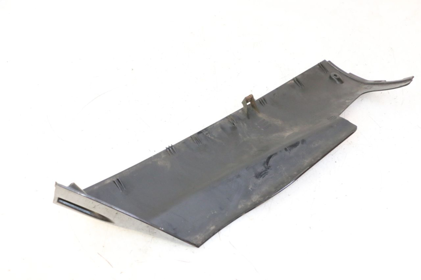 photo de LEFT BELLY PANEL YAMAHA YP MAJESTY 125 (2007 - 2010) - Fixing points details