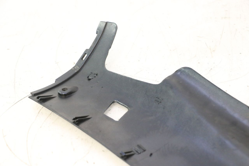 photo de LEFT BELLY PANEL YAMAHA YP MAJESTY 125 (1998 - 2001) - Alternative perspective