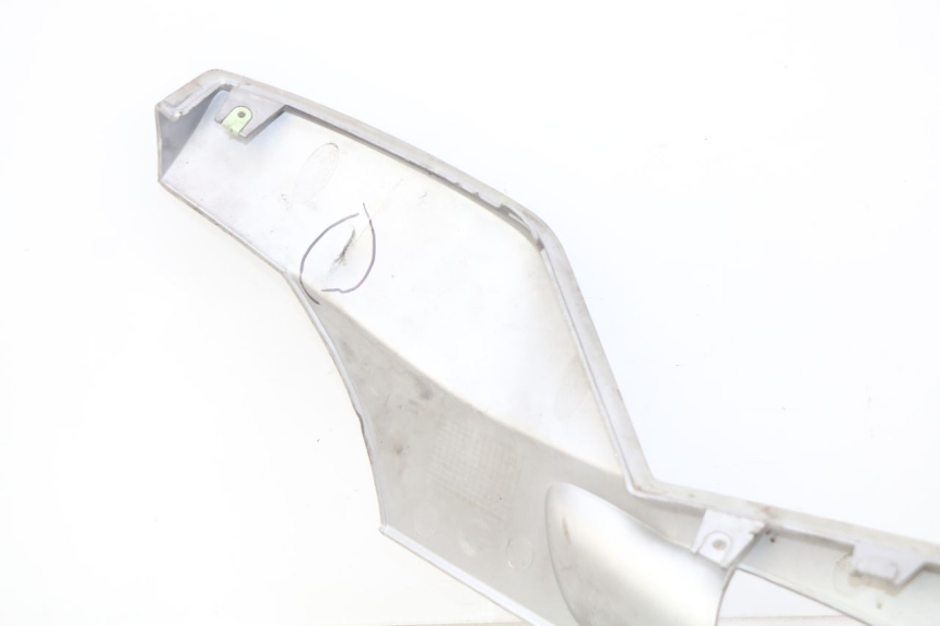 photo de LOWER FAIRING PEUGEOT SATELIS 125 (2010 - 2012) - Fixing points details