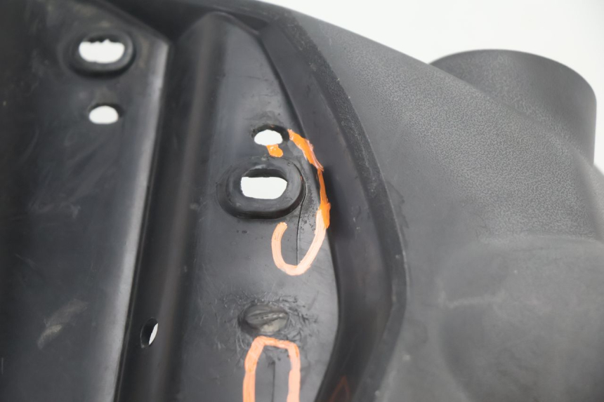 photo de MUD FLAP PEUGEOT KISBEE 4T 50 (2018 - 2022) - Fixing points details
