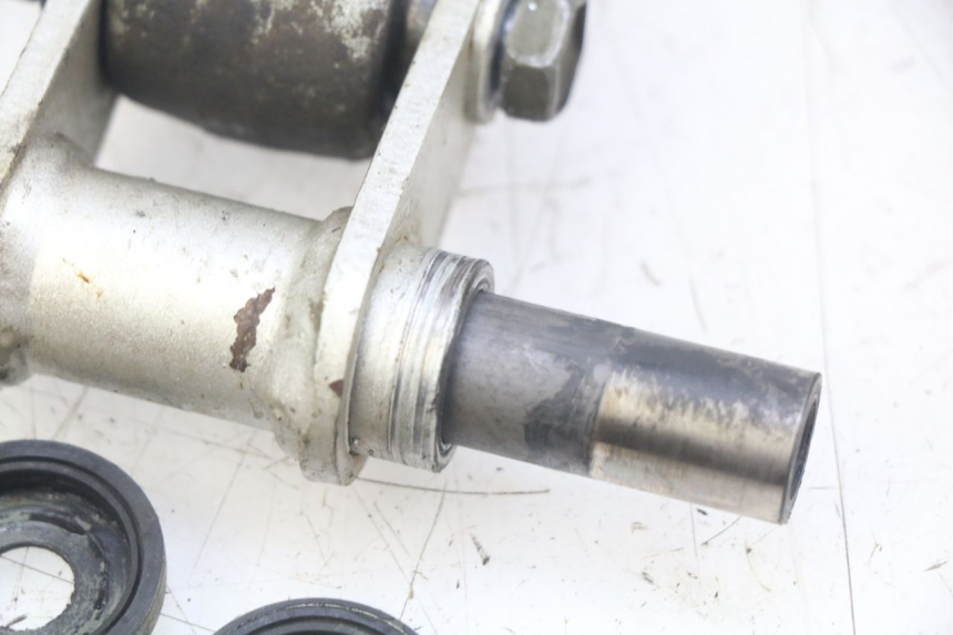 photo de SHOCK ABSORBER LINKAGE YAMAHA TTR 125 (2000 - 2020) - Technical close-up