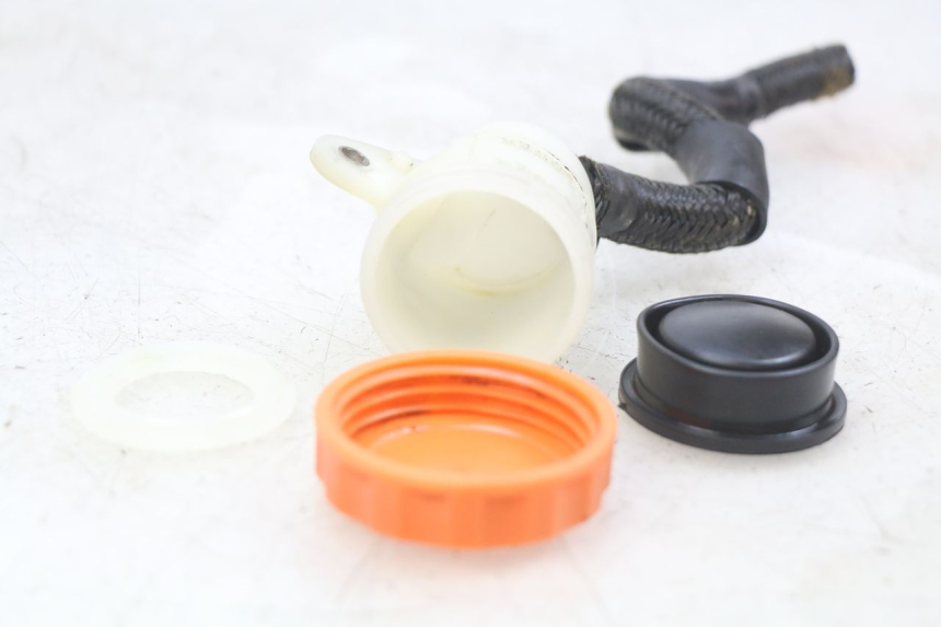 photo de BRAKE FLUID JAR HONDA CBR F SC21 1000 (1986 - 1992) - Alternative perspective