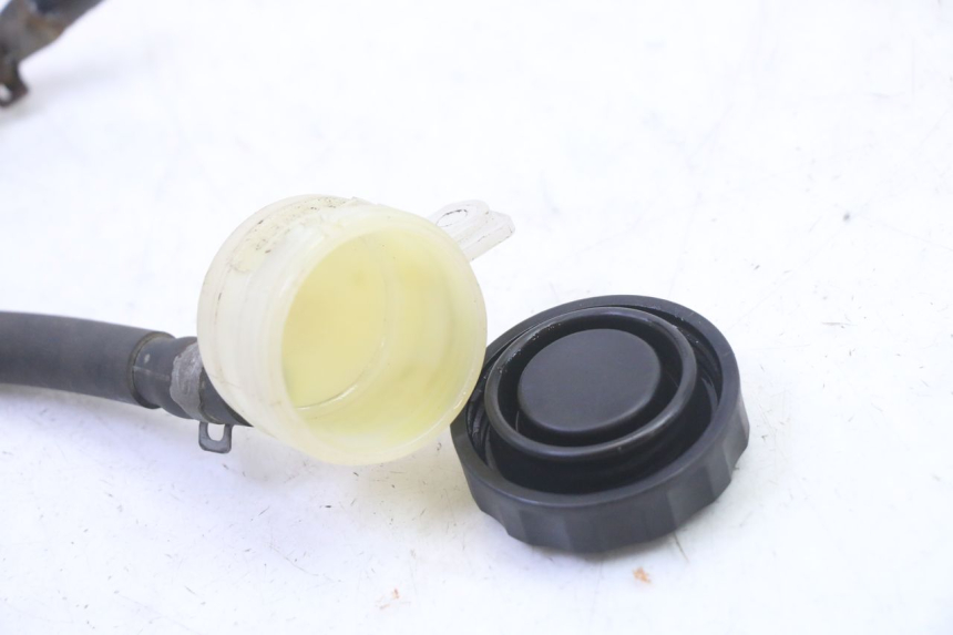 photo de BRAKE FLUID JAR TRIUMPH SPRINT 900 (1995 - 1998) - Technical close-up