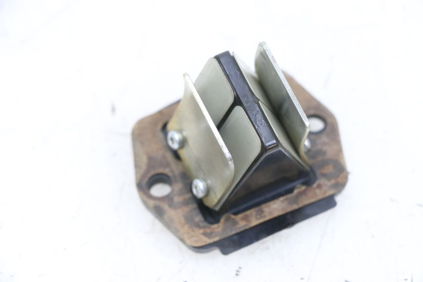 photo de INTAKE VALVE PIAGGIO NEW TYPHOON 50 (2018 - 2021) - Technical close-up