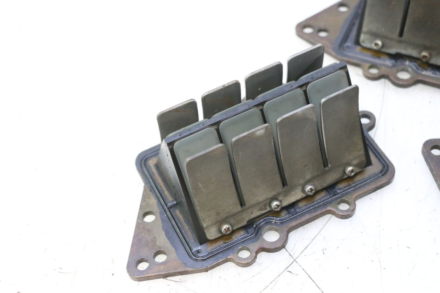 photo de INTAKE VALVE YAMAHA WAVE RUNNER GP R 1200 (2000 - 2003) - Additional view of the item