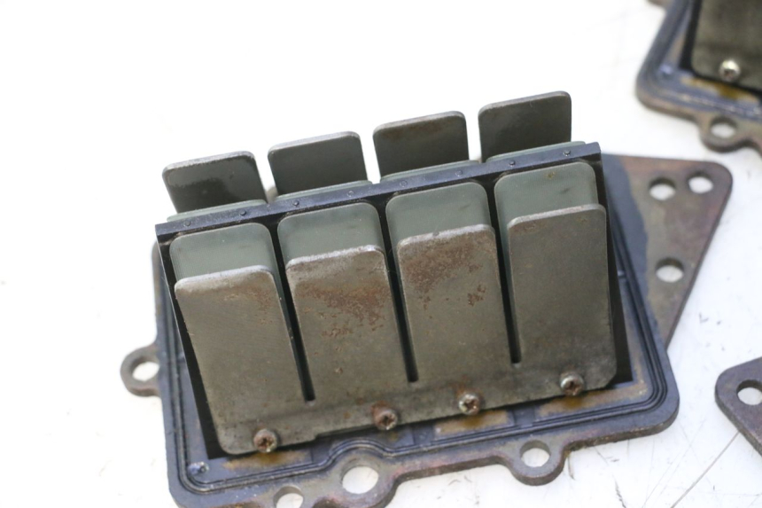photo de INTAKE VALVE YAMAHA WAVE RUNNER GP R 1200 (2000 - 2003) - Detailed visual inspection