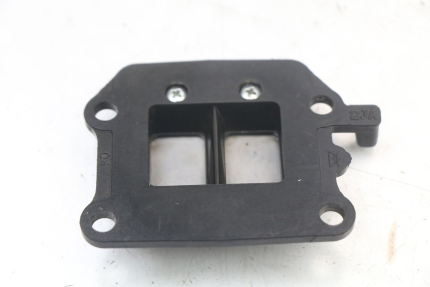 photo de INTAKE VALVE YAMAHA BW'S NG NEXT GENERATION 50 (1996 - 2003) - Alternative perspective