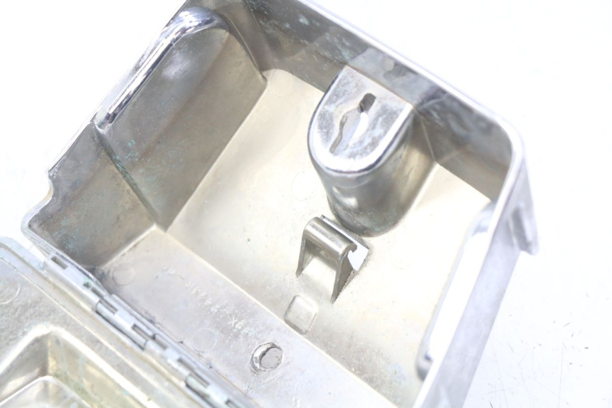 photo de GLOVE BOX YAMAHA XV VIRAGO 750 (1984 - 1998) - Fixing points details